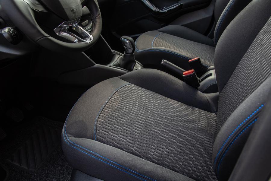 Интерьер Peugeot 208 Signature 2018 года  (фото 17 из 17)